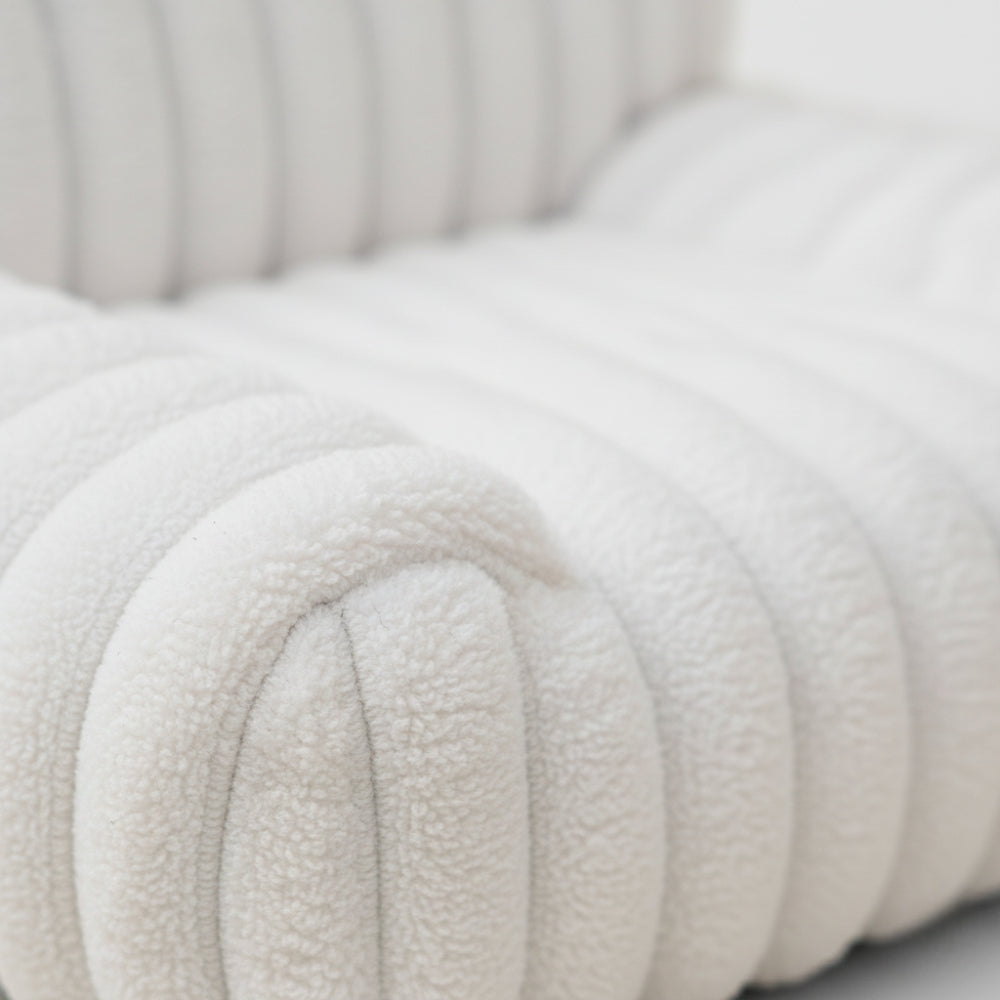 canape-pour-chien-blanc-moelleux-closeup