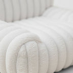 canape-pour-chien-blanc-moelleux-closeup