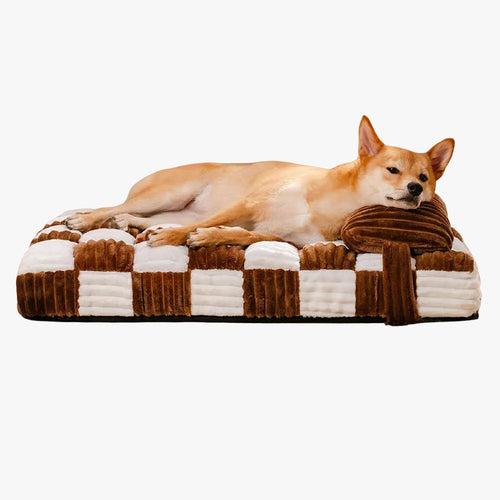 matelas-pour-chien-a-carreaux-marrons-blancs