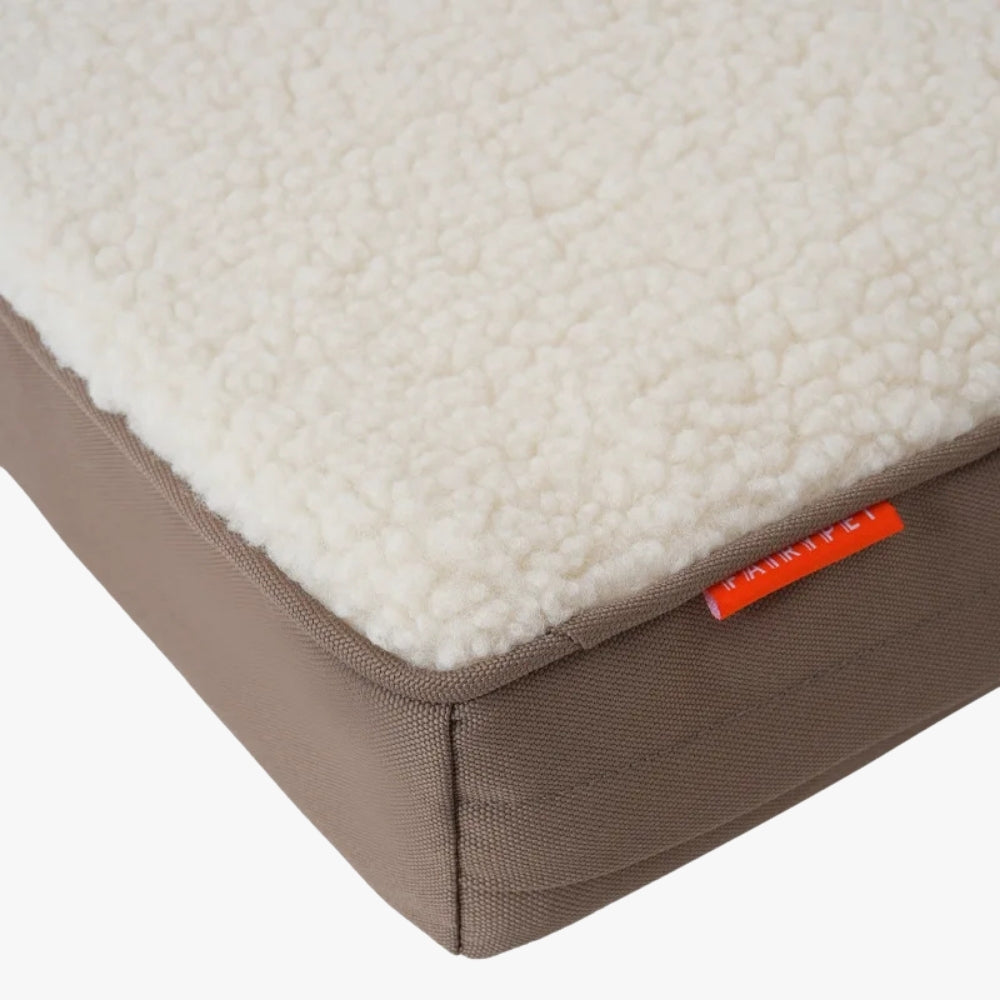 matelas-pour-chien-auto-chauffant-gris-closeup