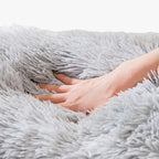 niche-en-fourrure-pour-chien-grise-closeup