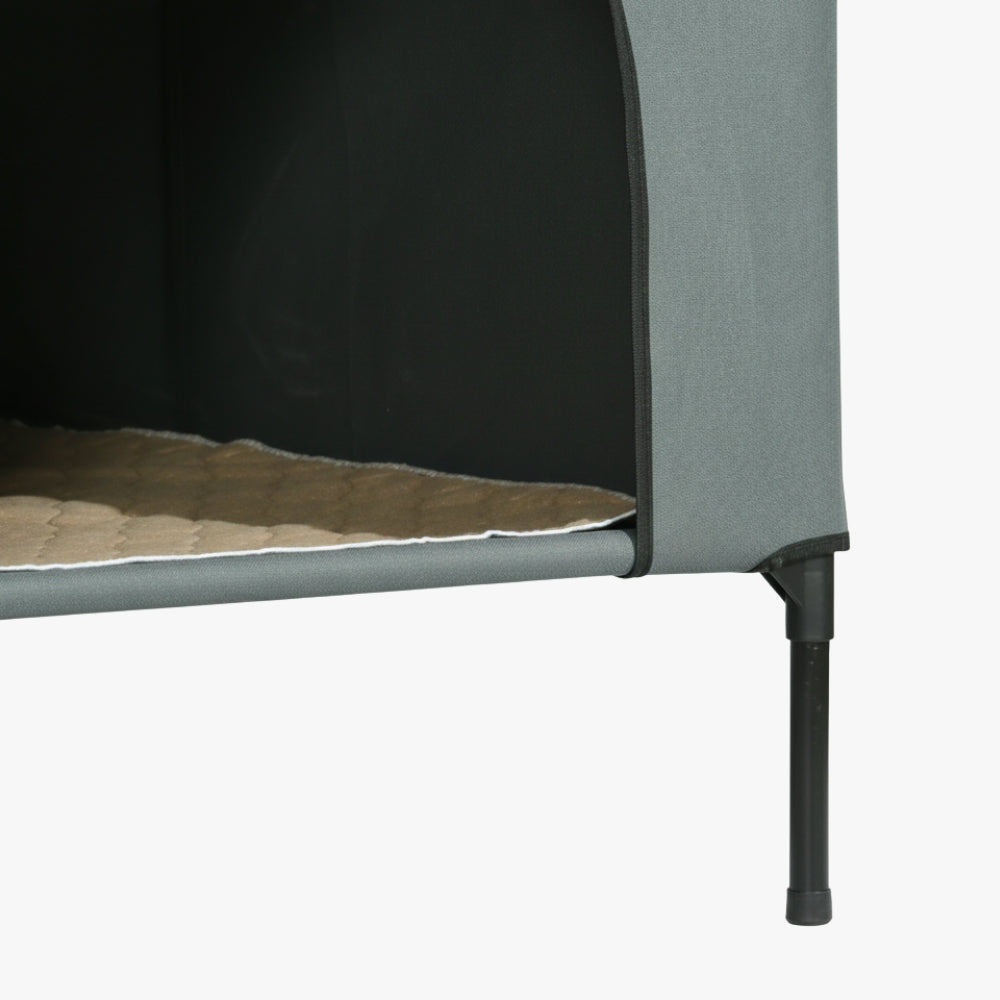 niche-pour-chien-sur-pied-grise-closeup