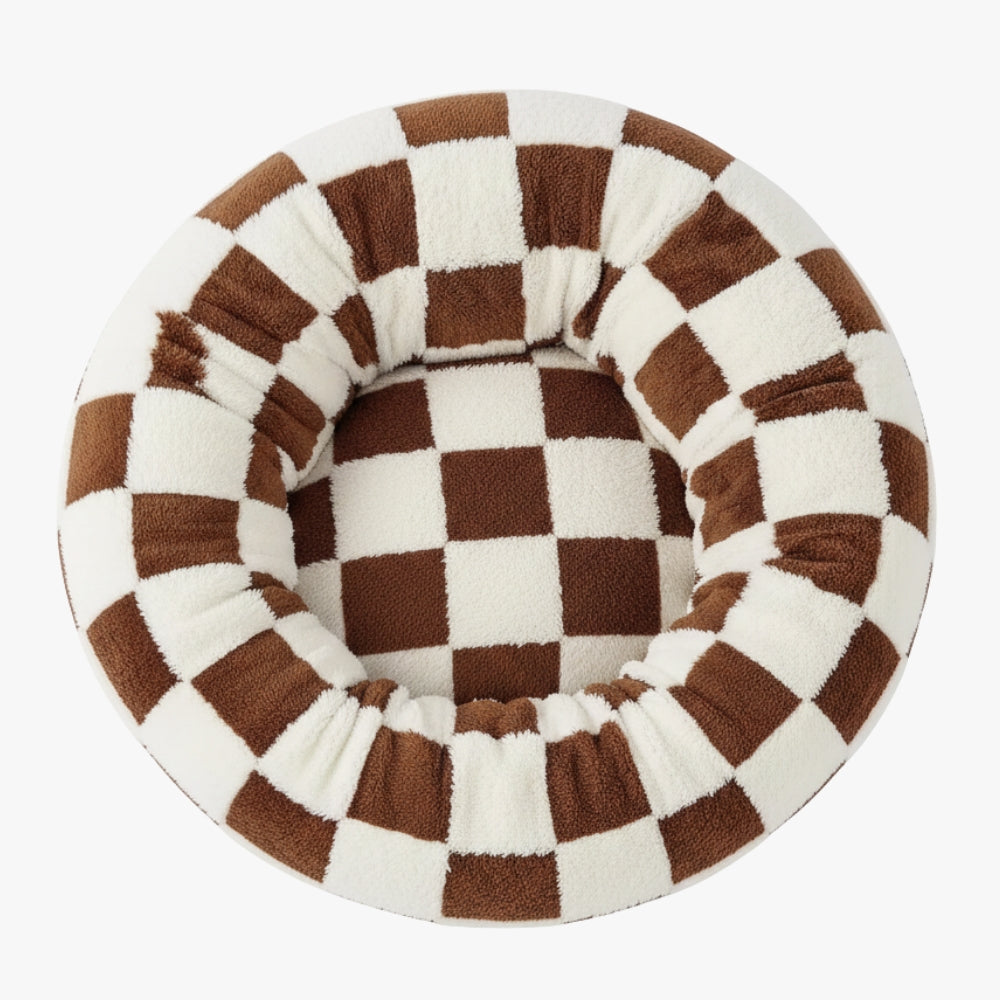 panier-donut-pour-chien-a-carreaux-marron-dessus