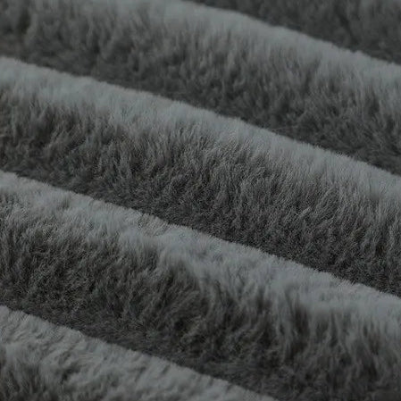 panier-pour-chien-en-velours-gris-closeup