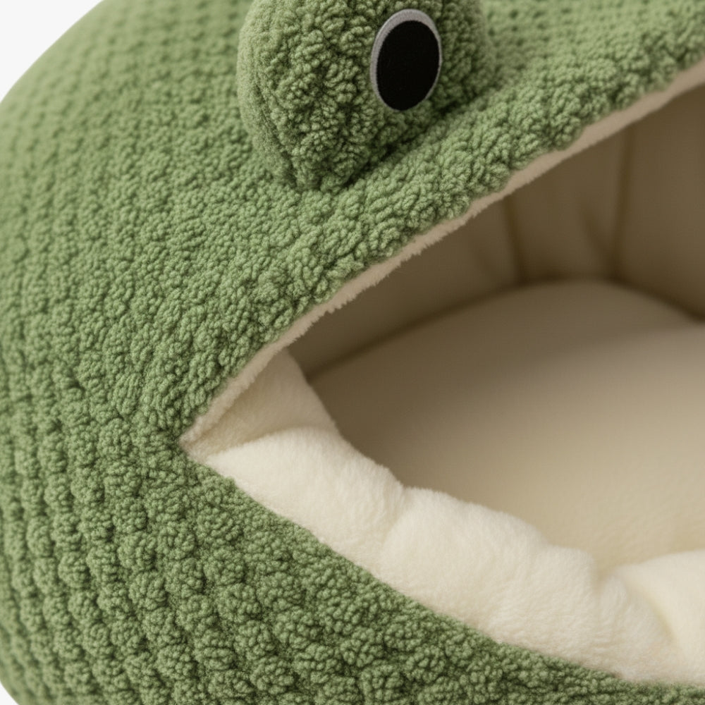 panier-pour-chien-grenouille-en-velours-closeup