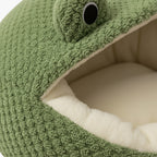 panier-pour-chien-grenouille-en-velours-closeup