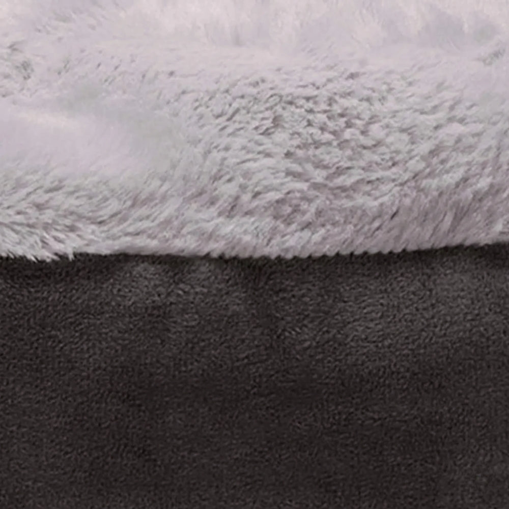 panier-pour-chien-rond-avec-couverture-gris-closeup