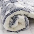 tapis-pour-chien-doux-gris-avec-etoiles-enroule