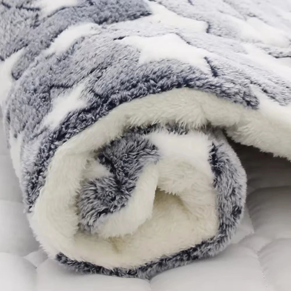 tapis-pour-chien-doux-gris-avec-etoiles-enroule