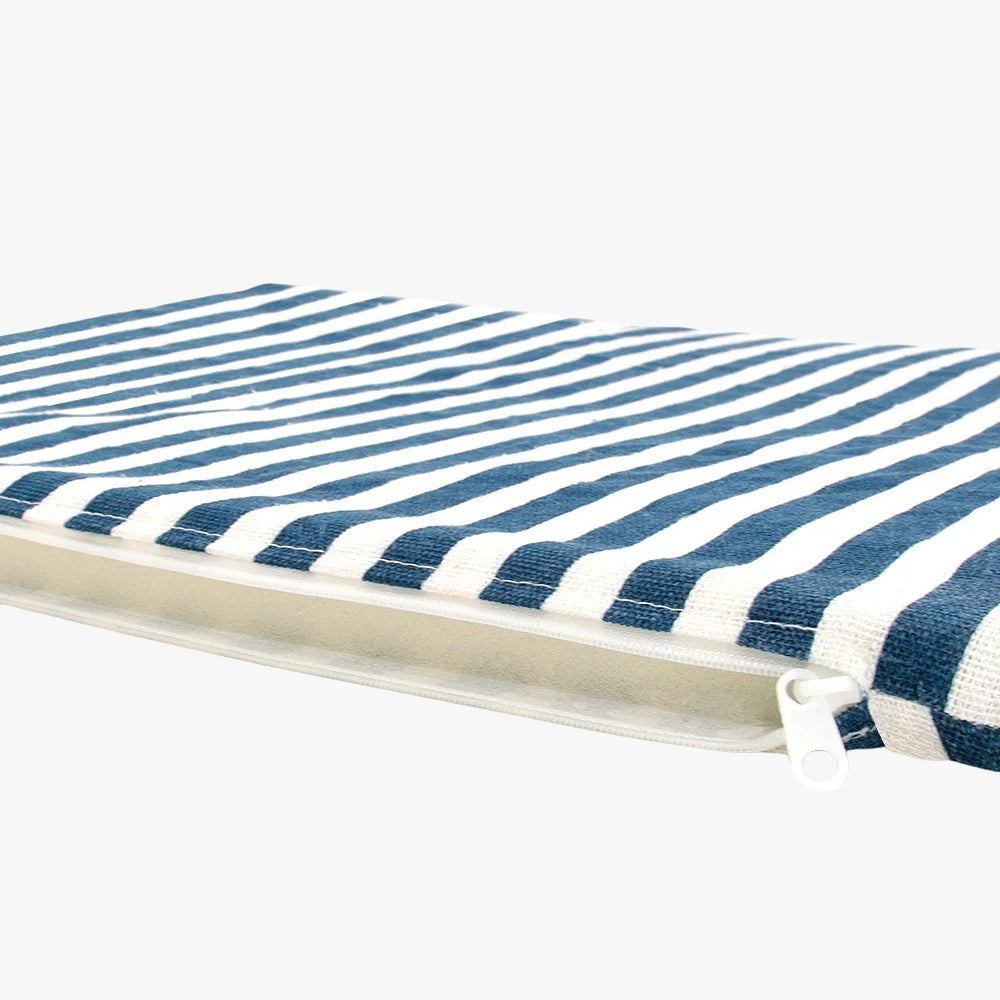 tipi-pour-petit-chien-a-rayures-bleues-et-blanches-coussin