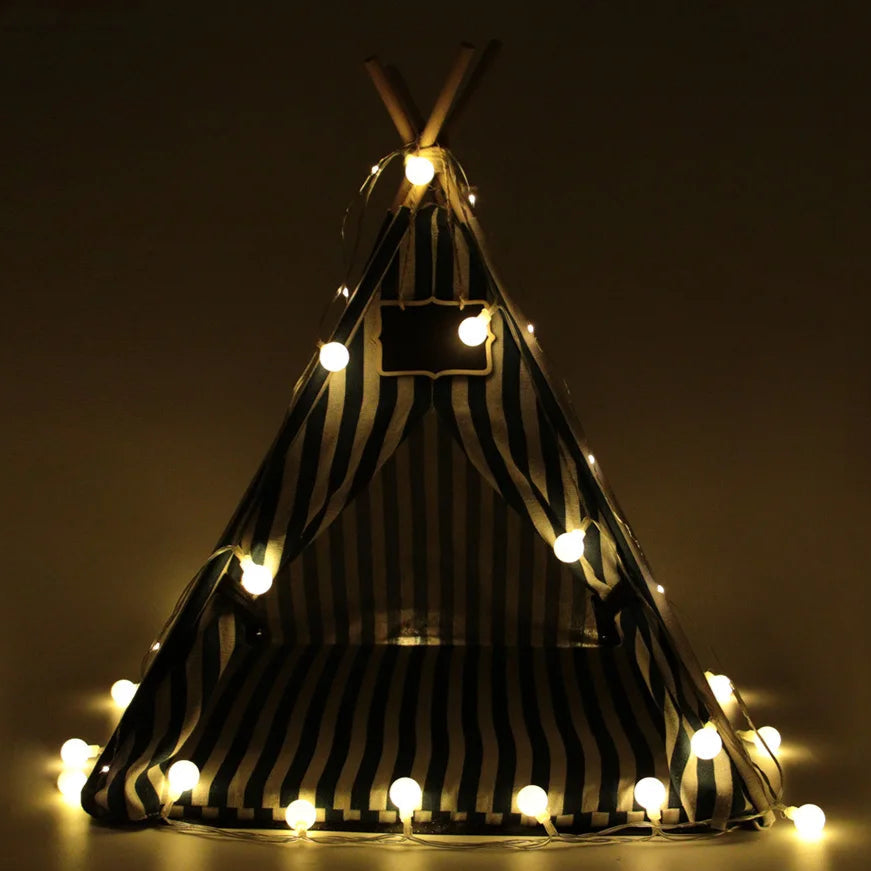 tipi-pour-petit-chien-a-rayures-bleues-et-blanches-nuit